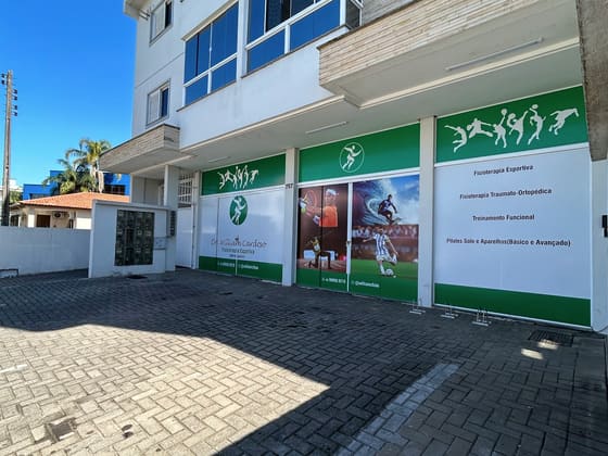 Fachada da clínica, com vitrines verdes e brancas e o logo, na Rua Expedicionário Iracy Luchina.